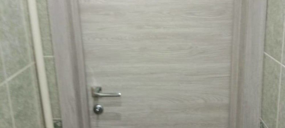 Установка двери в санузле